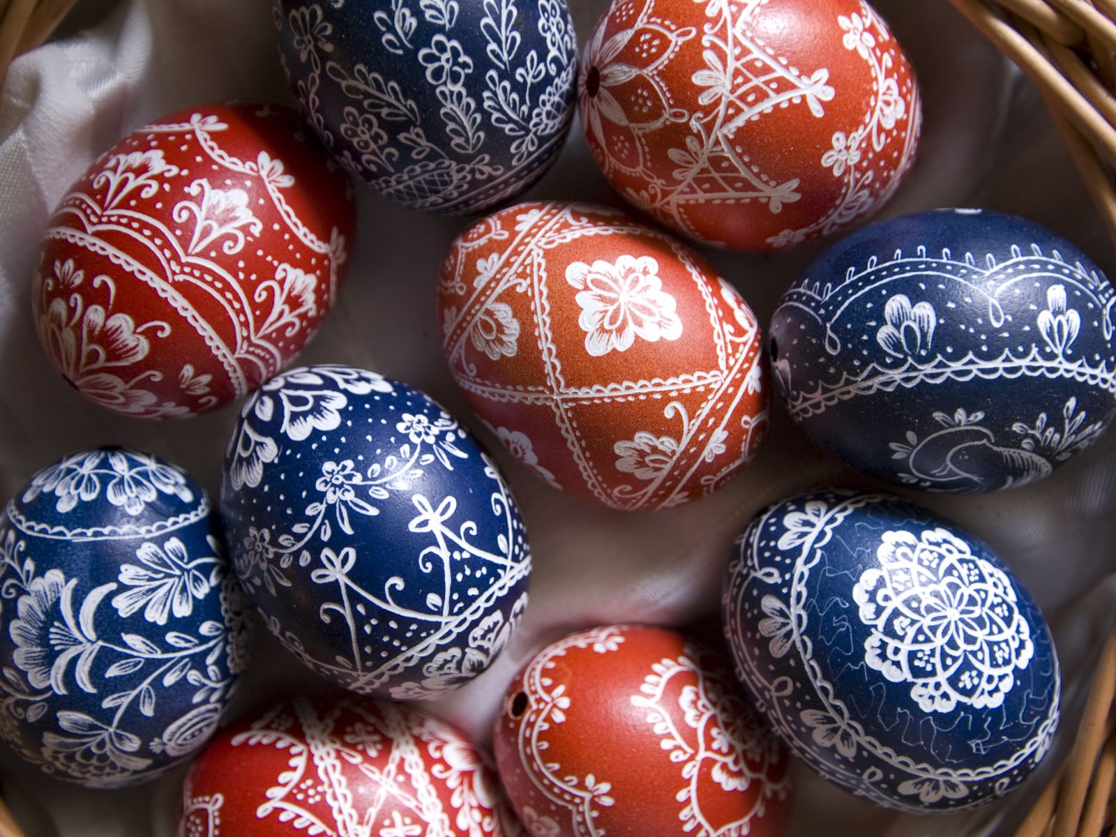 Крашеные яйца с красивым рисунком в корзине на Пасху