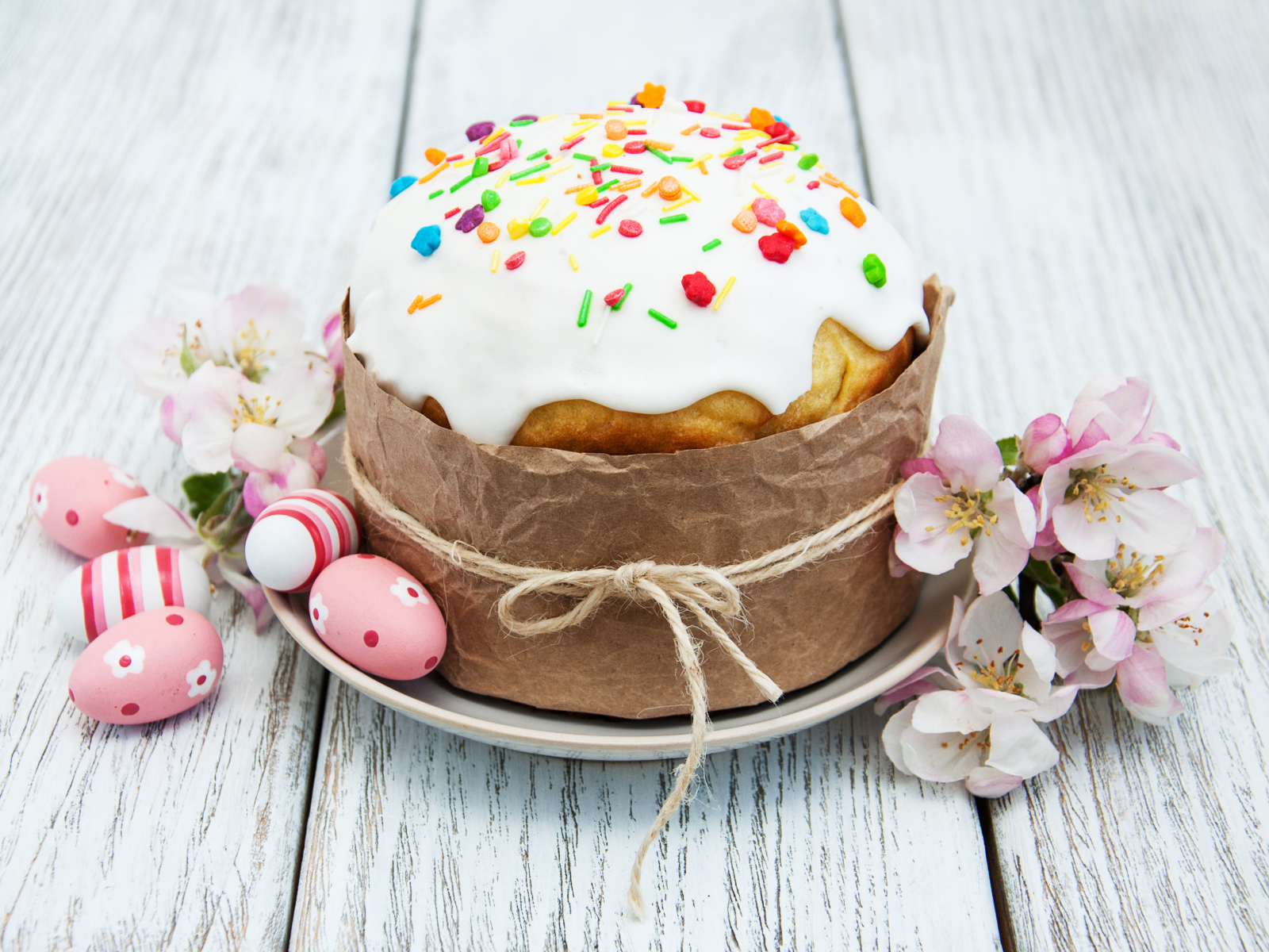 Вкусный кулич с глазурью на Светлый праздник Пасха