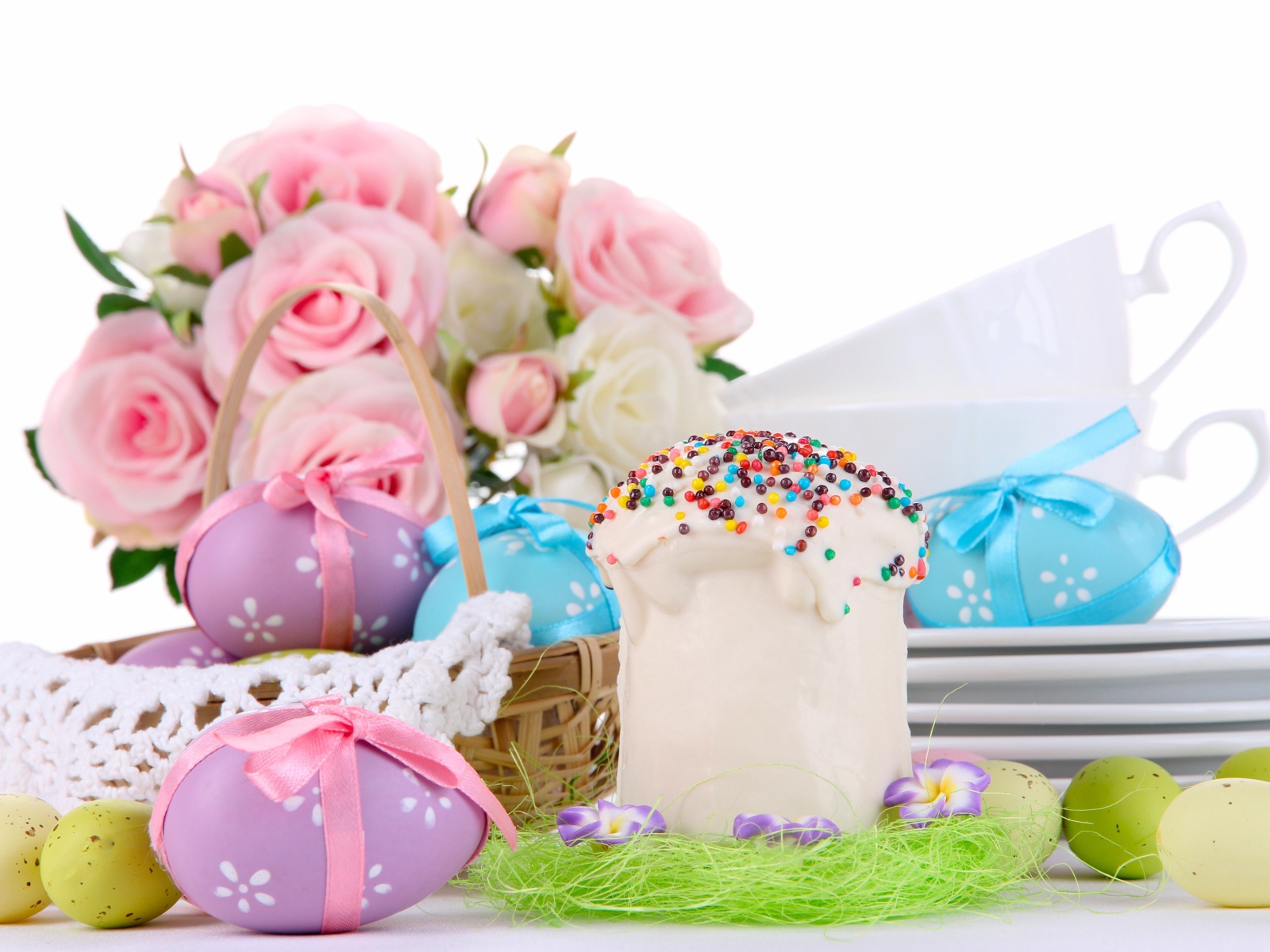 Пасхальный кулич, крашеные яйца и цветы на праздник