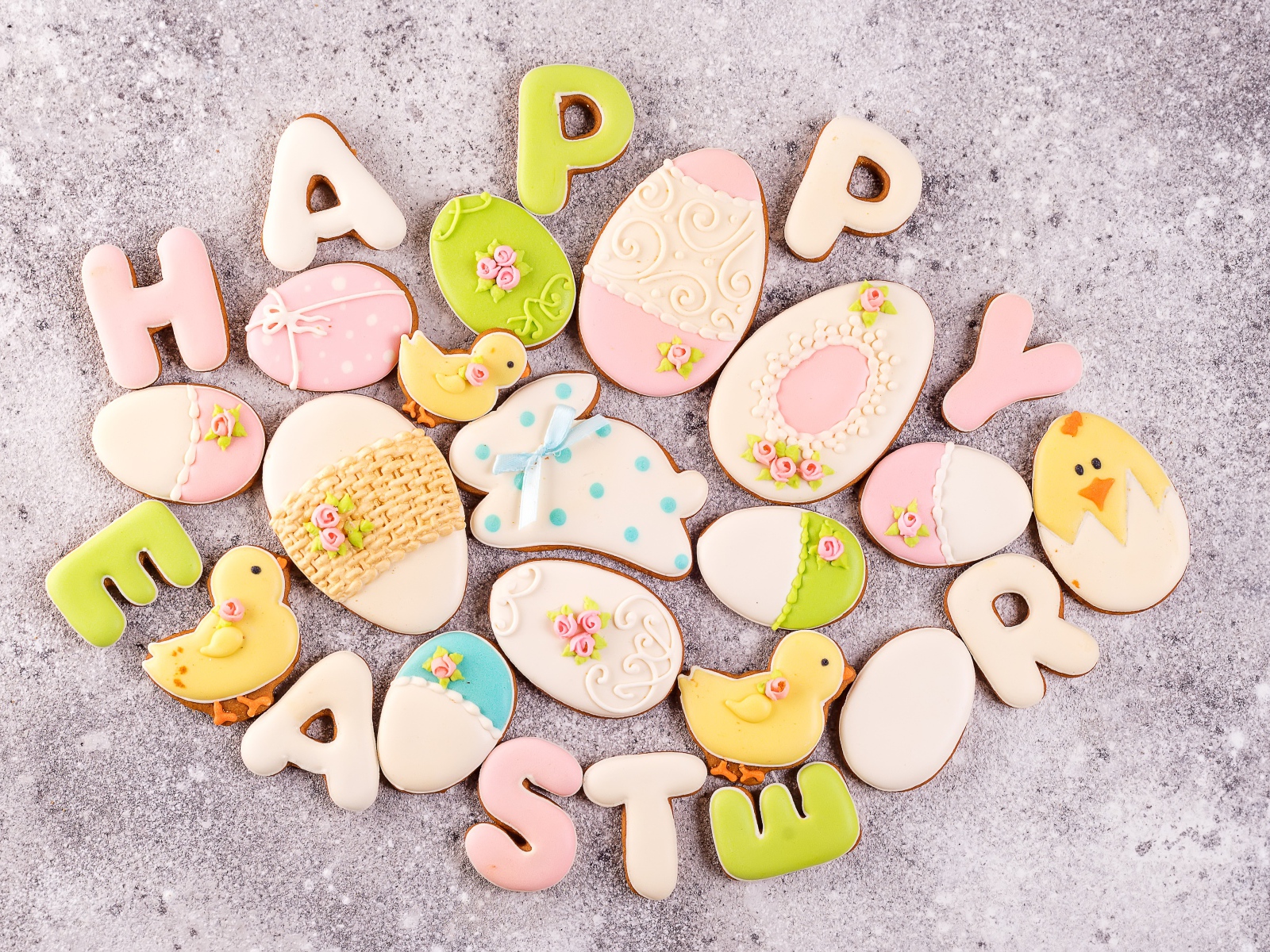 Печенье Счастливой Пасхи на сером столе