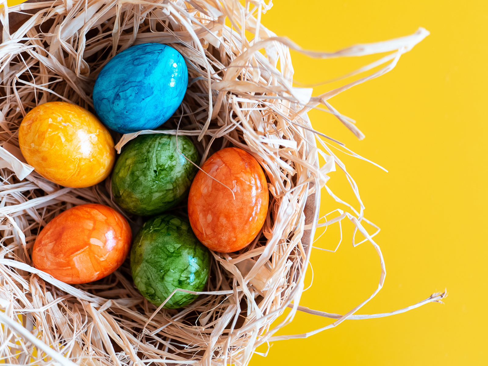Разноцветные крашеные яйца в гнезде на Светлый праздник Пасха