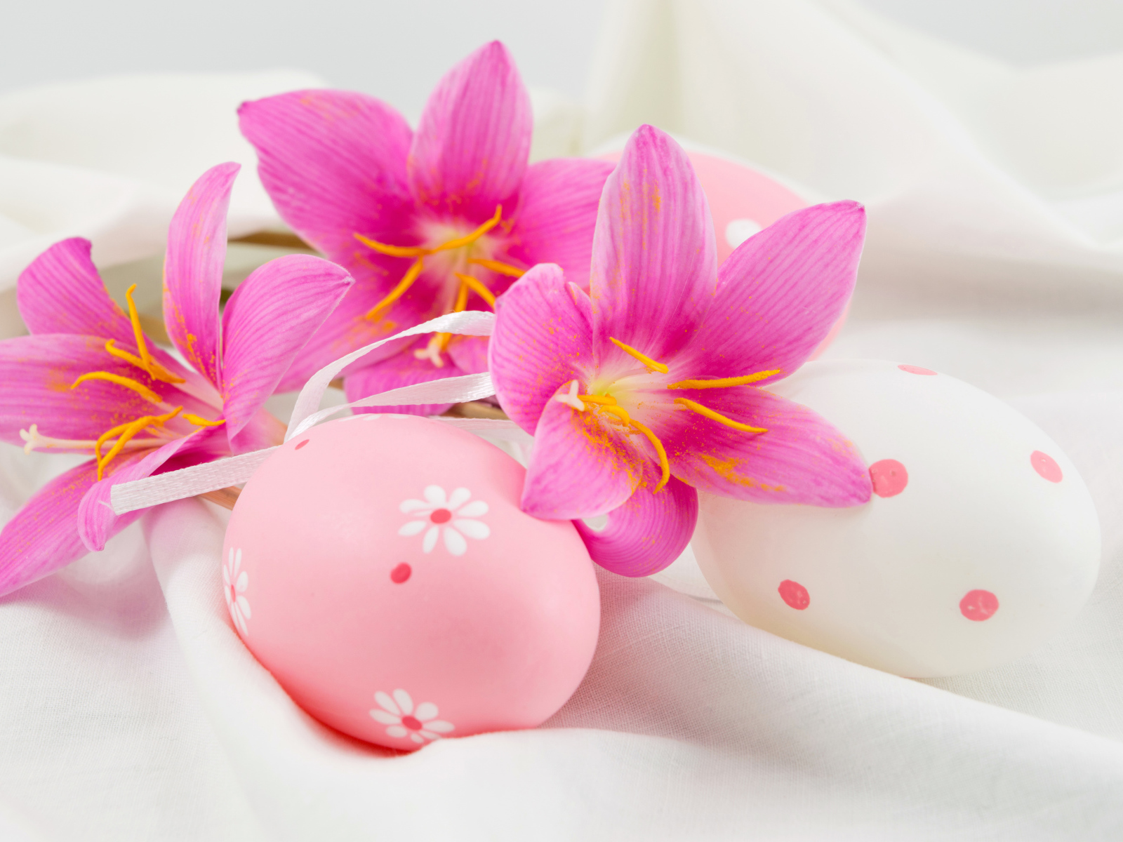 Розовые яйца с цветами на белой ткани на Пасху