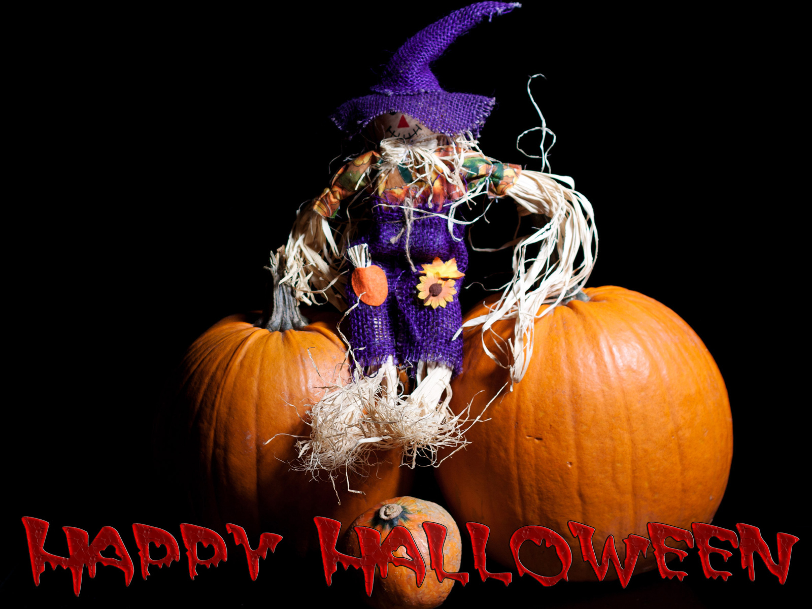 Игрушка и тыква на праздник Хэллоуин