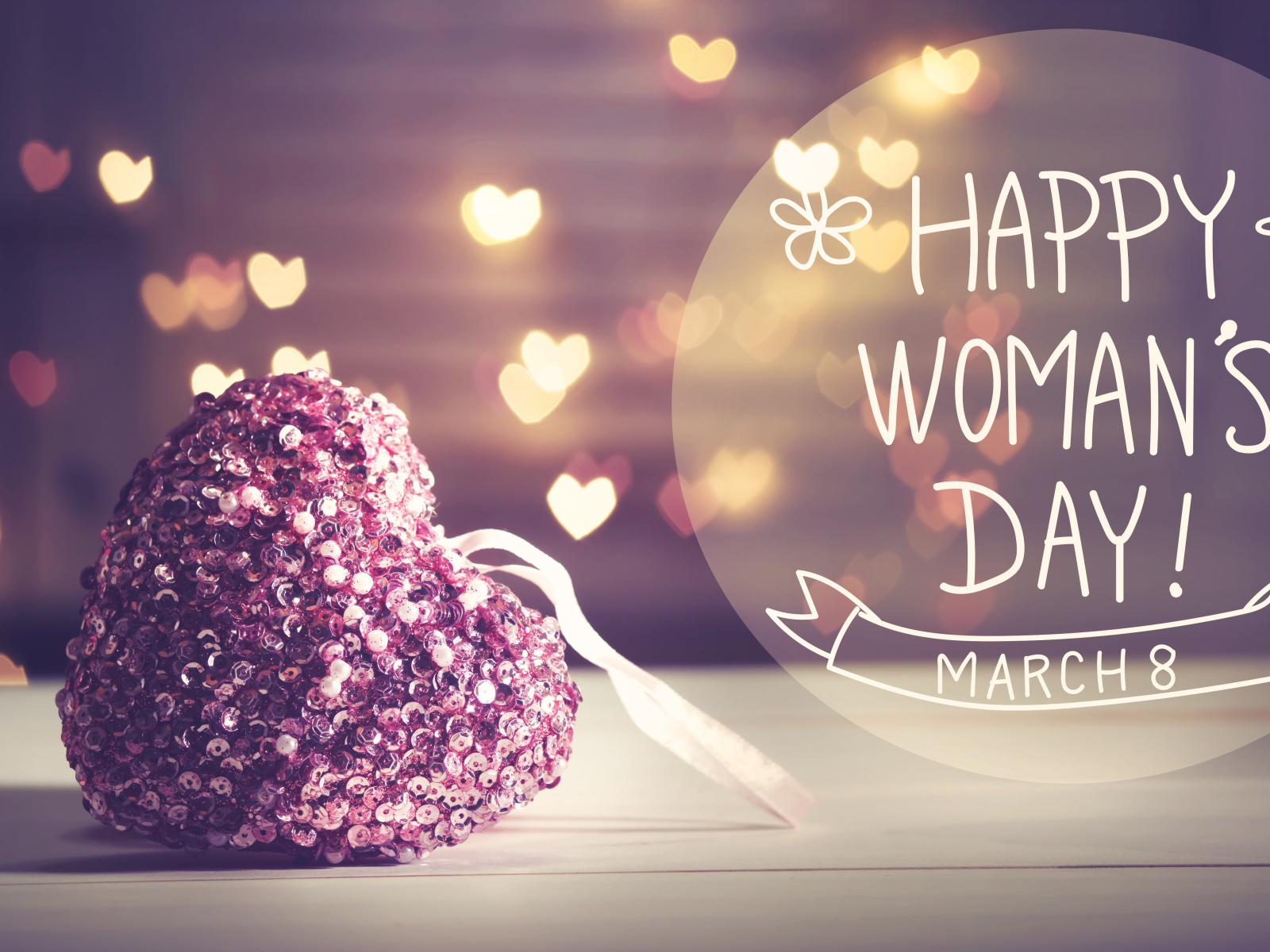 Большое розовое сердце на 8 марта