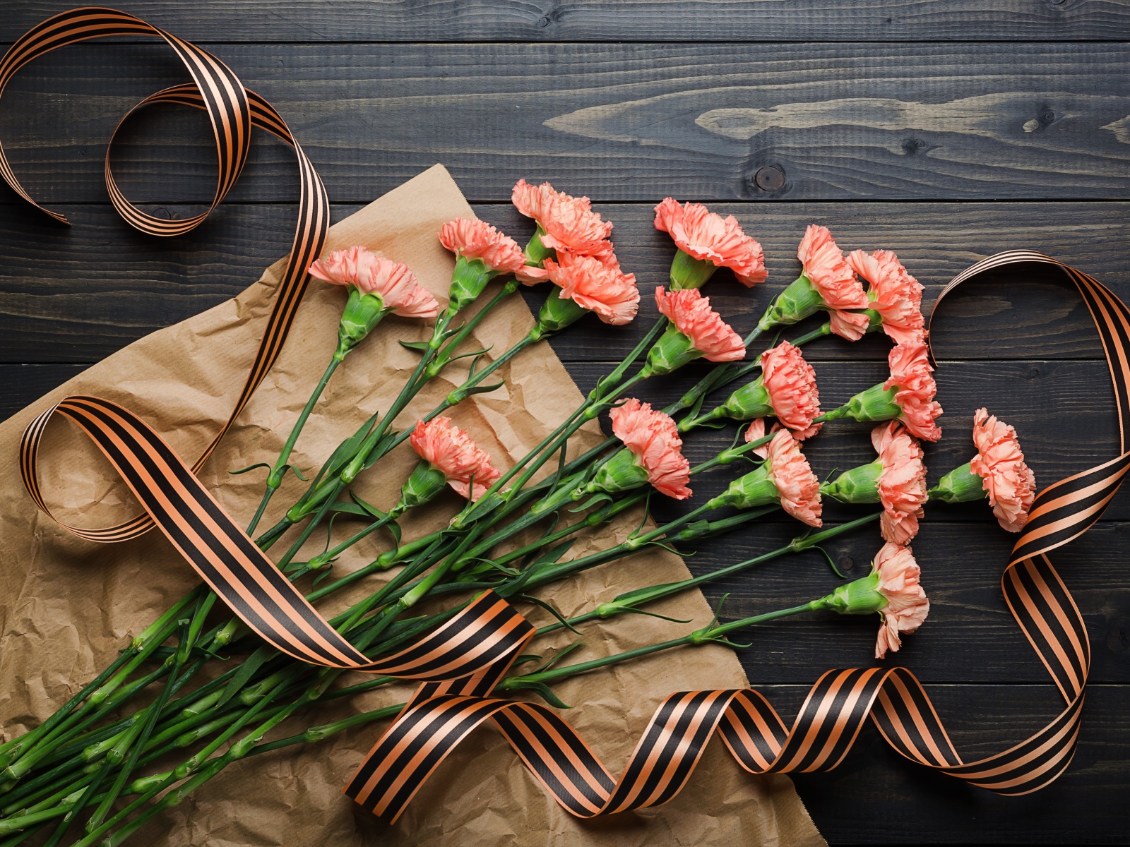 Букет розовых гвоздик с георгиевской лентой на День победы 9 мая 