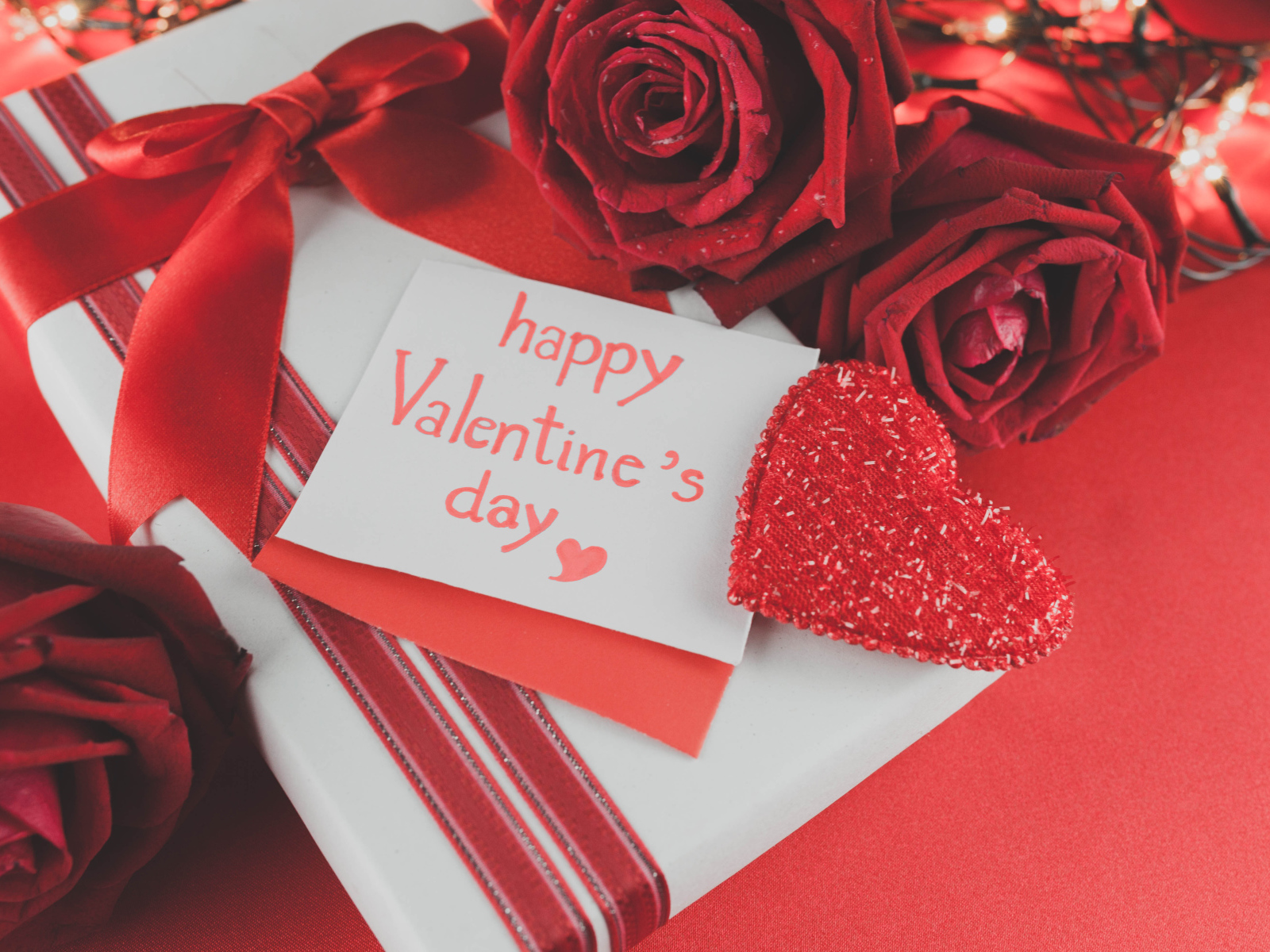 Подарок и открытка с цветами на День Влюбленных 14 февраля