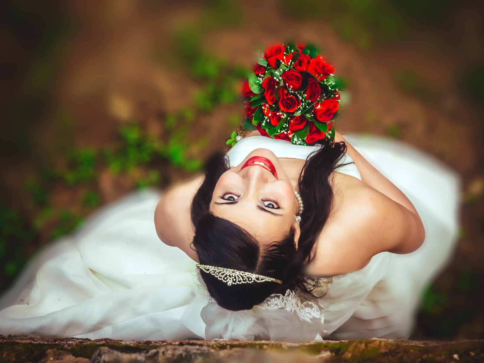 Улыбающаяся девушка невеста с букетом красных роз