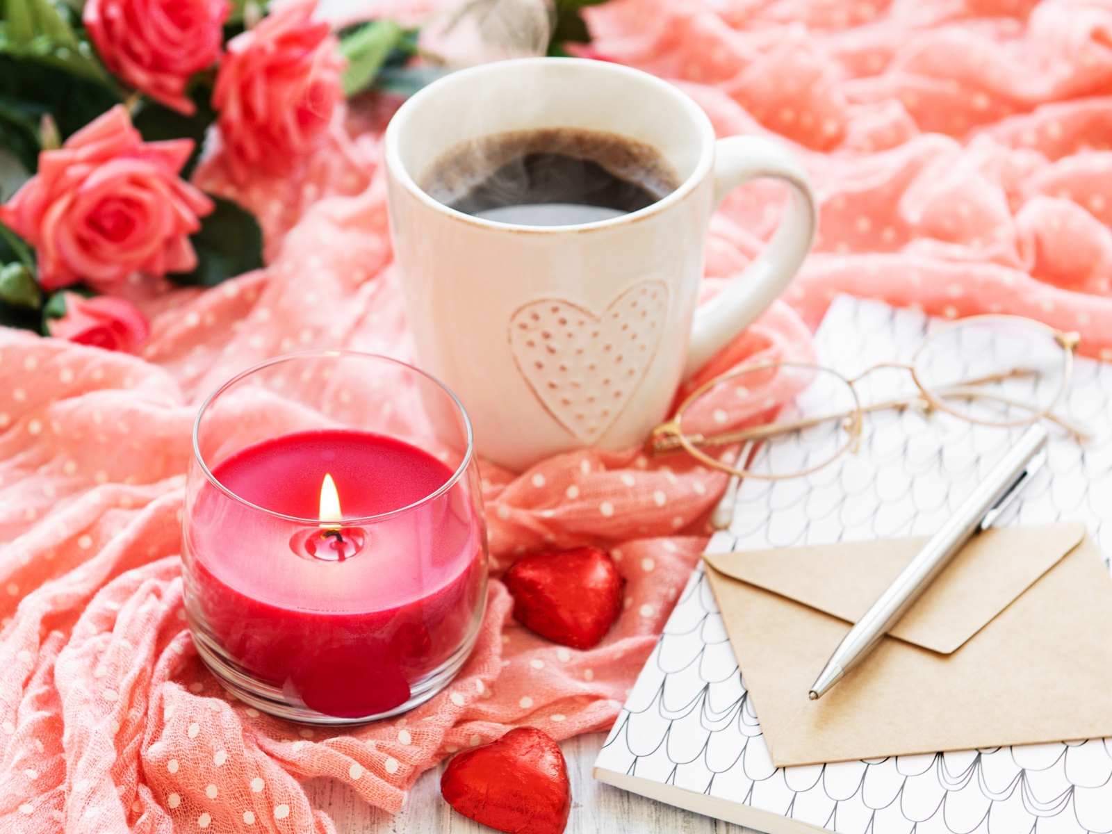 Чашка кофе, свеча, конфеты, букет роз и письмо для любимой