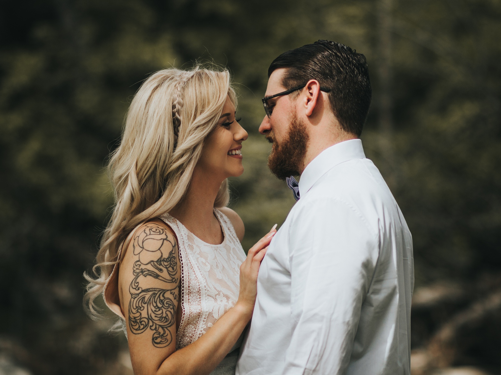 Влюбленная пара в белых нарядах 