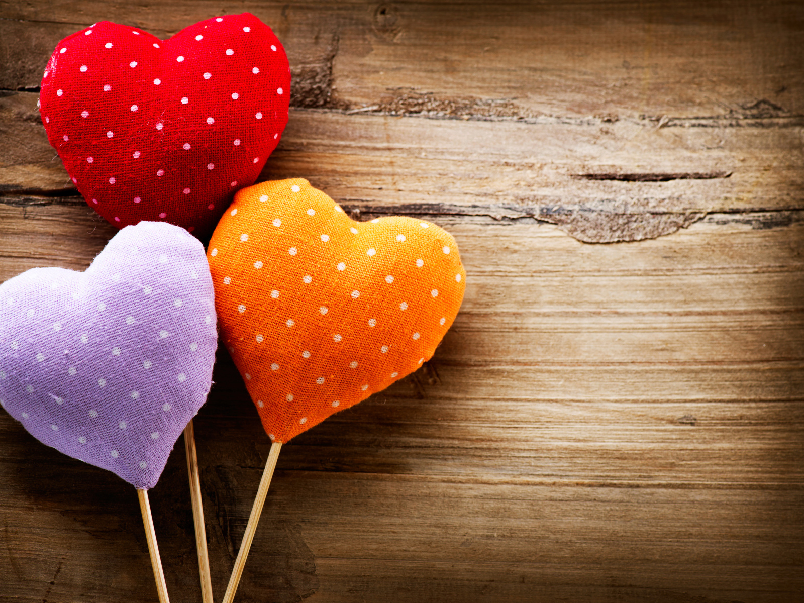 Сердечки из ткани на деревянных палочках
