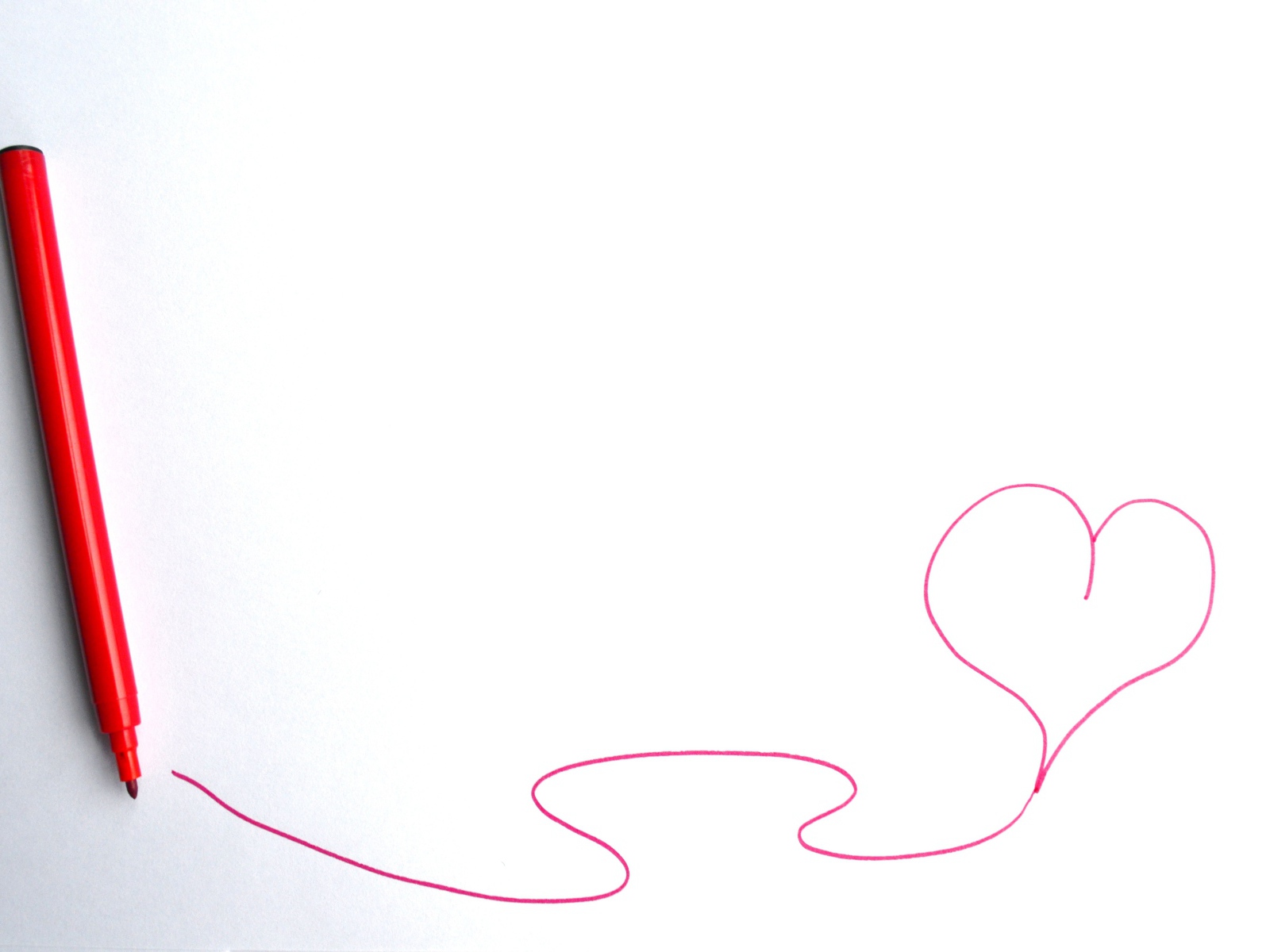 Сердце нарисовано фломастером на белом фоне 