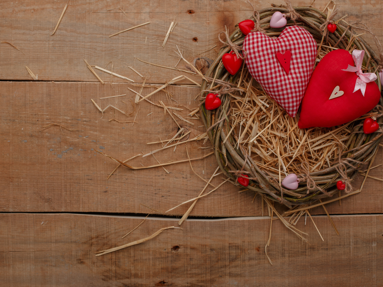 Два сердца из ткани на столе в гнезде 