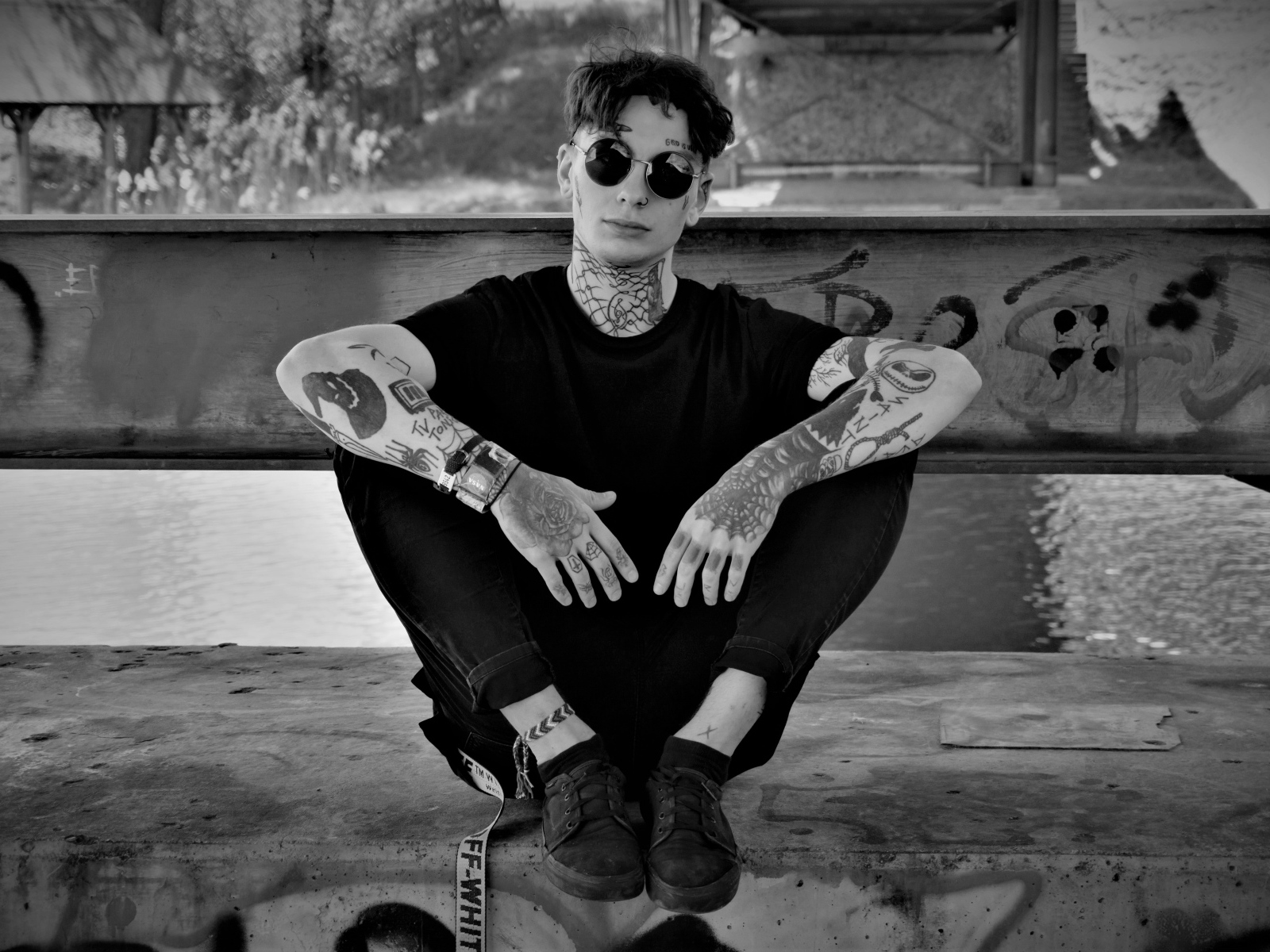 Мужчина в черных очках с татуировками на теле 