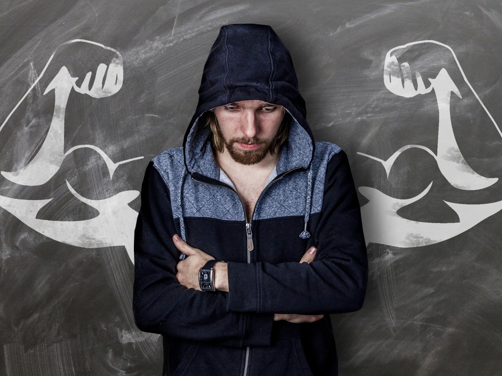 Мужчина с часами на руке грустит у стены