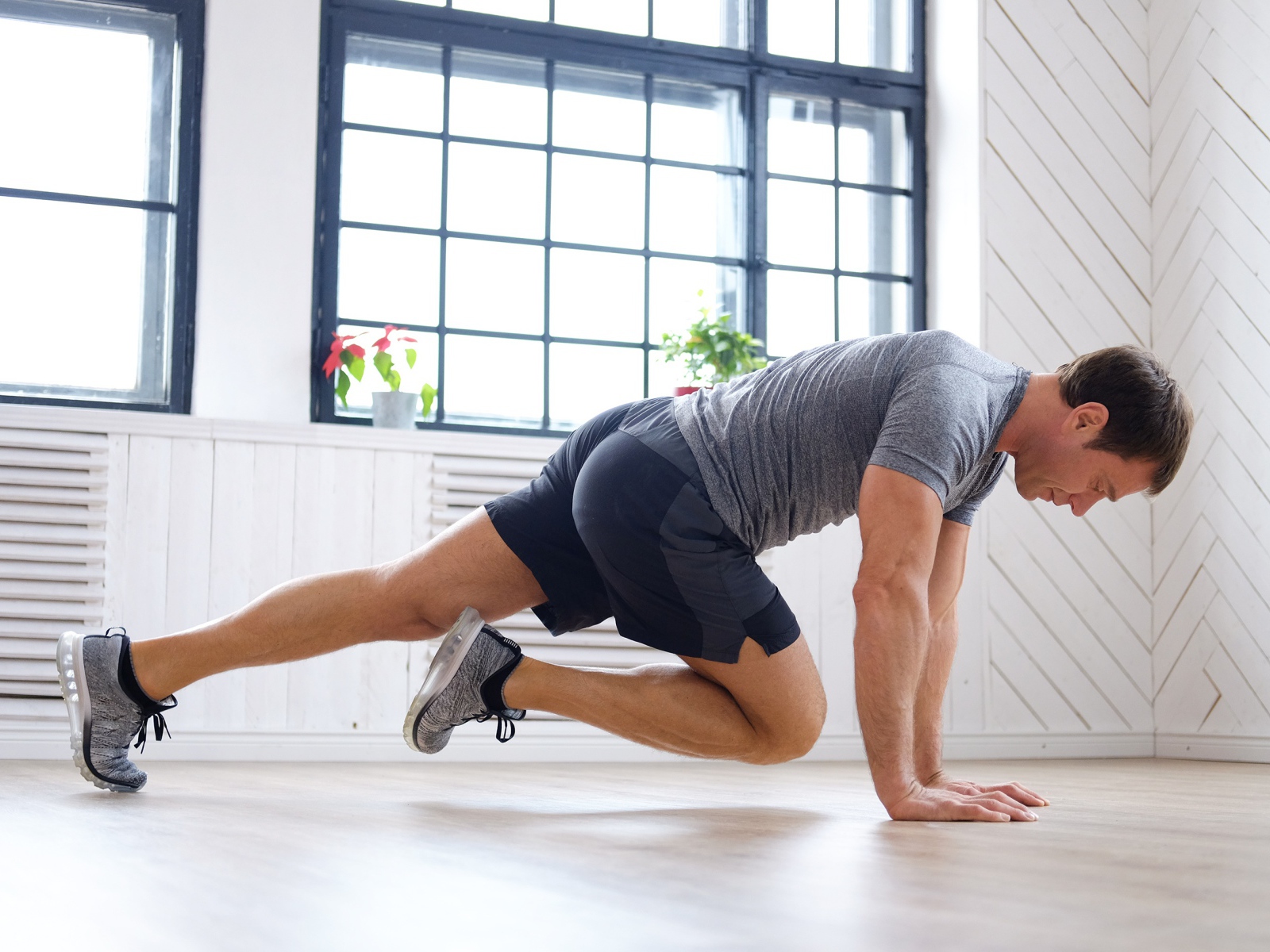 Спортивный мужчина делает упражнения в спортзале 