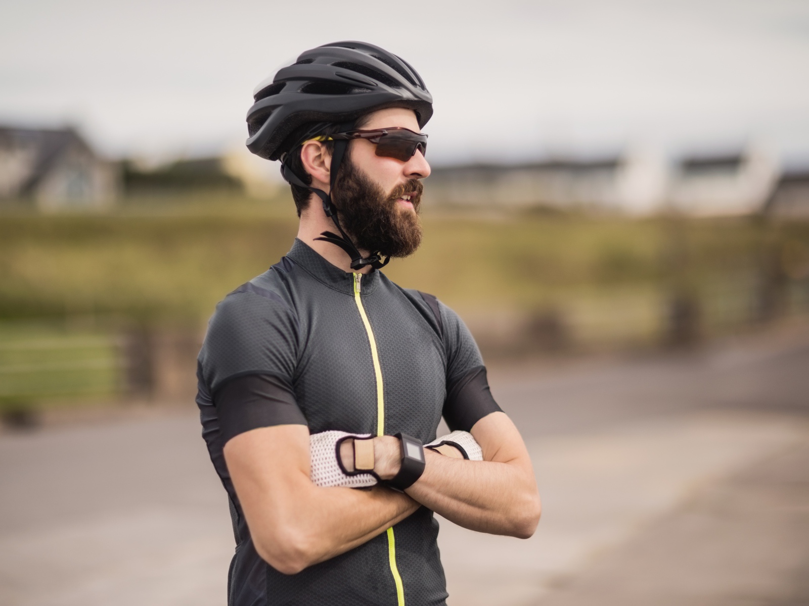 Мужчина велосипедист в черном шлеме 