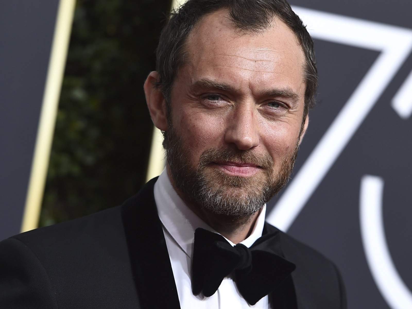 Актер Джуд Лоу в костюме с бабочкой