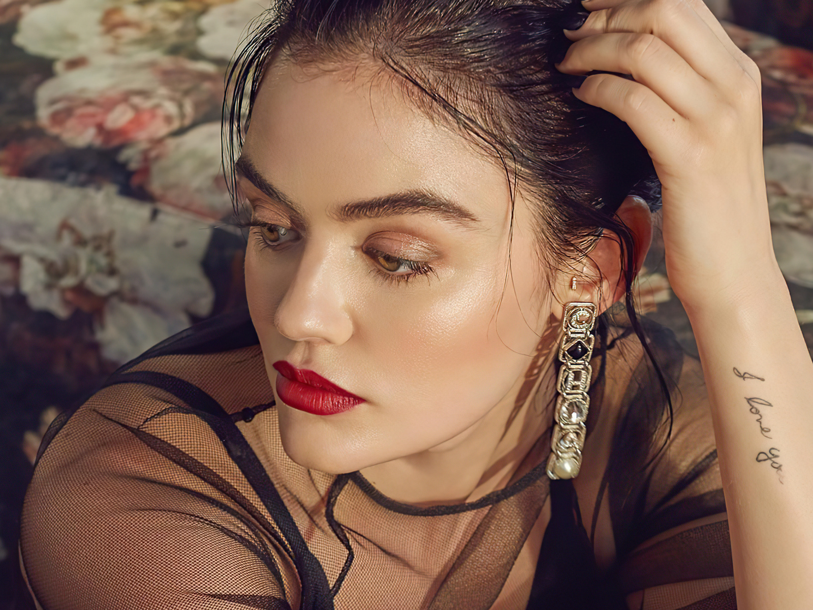 Актриса Люси Хейл отвела взгляд 