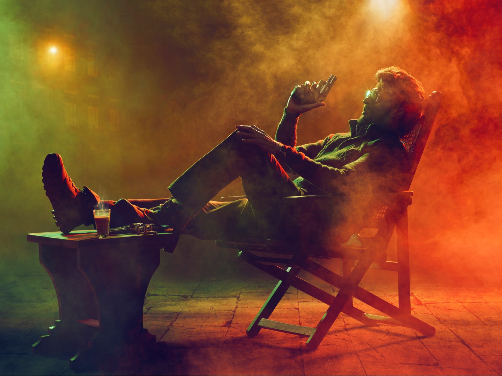 Актер болливуда Раджникант сидит в кресле