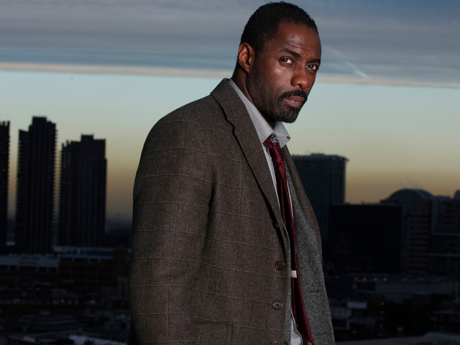 Британский актер Идрис Эльба на фоне города