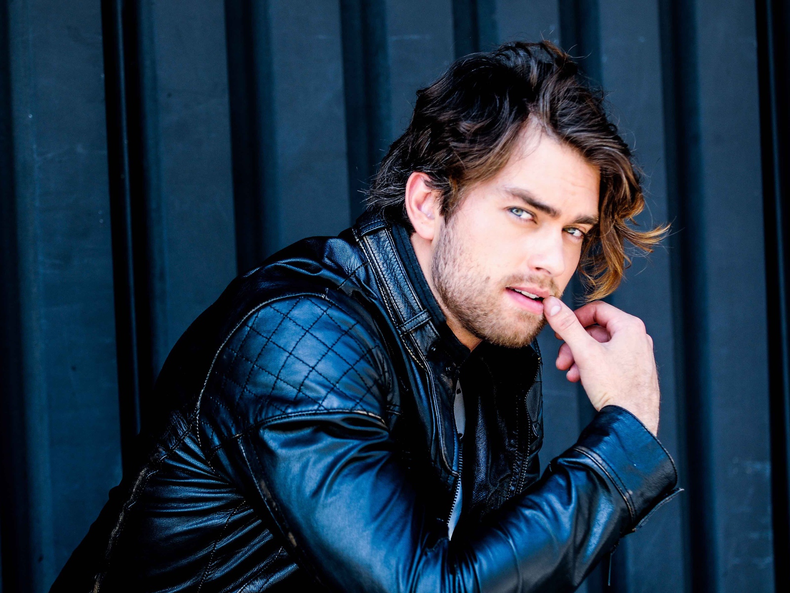 Красивый мужчина, актер Пирсон Фоде в черной кожаной куртке