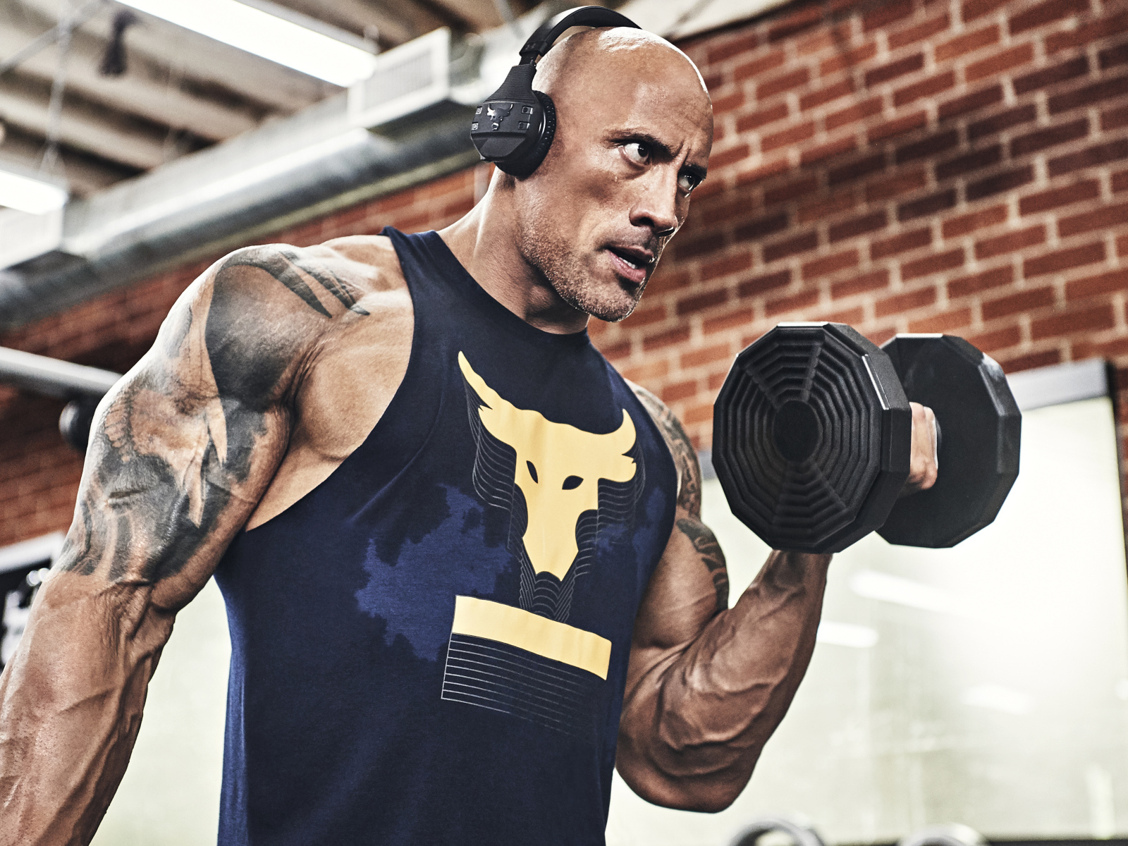 Популярный актер, рестлер Дуэйн Джонсон занимается в спортзале 