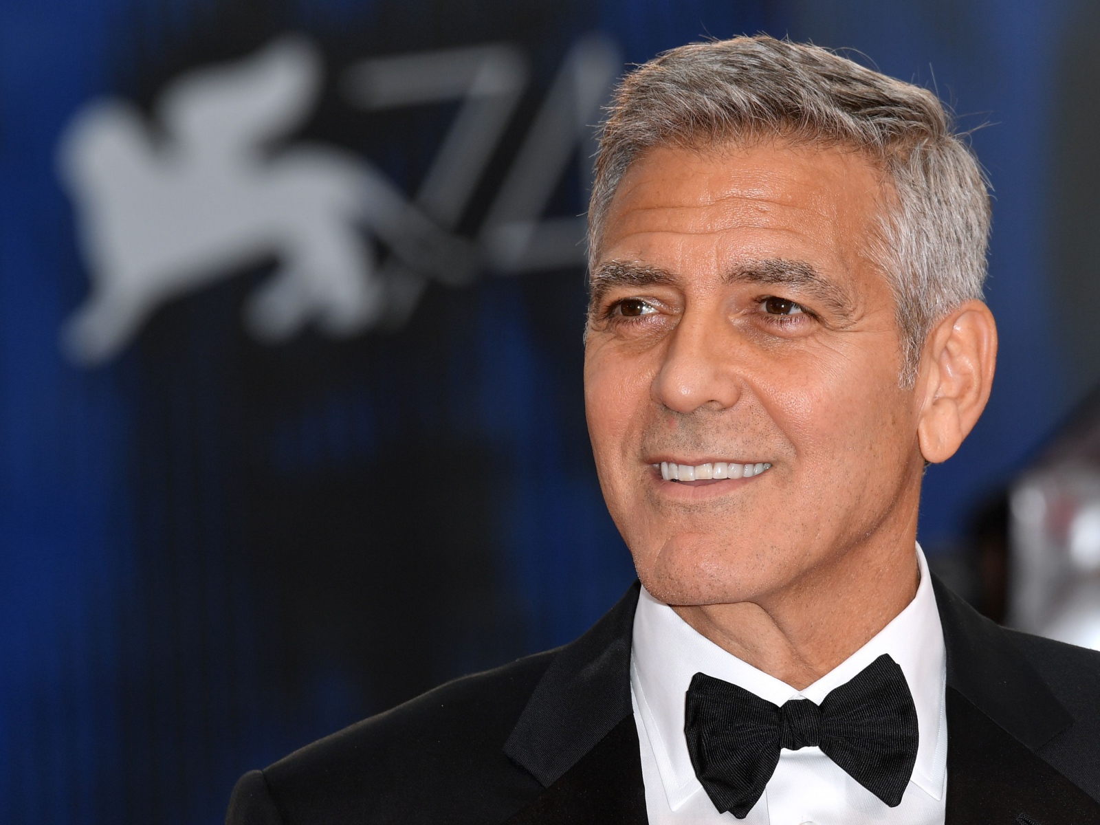 Улыбающийся мужчина, актер Джордж Клуни