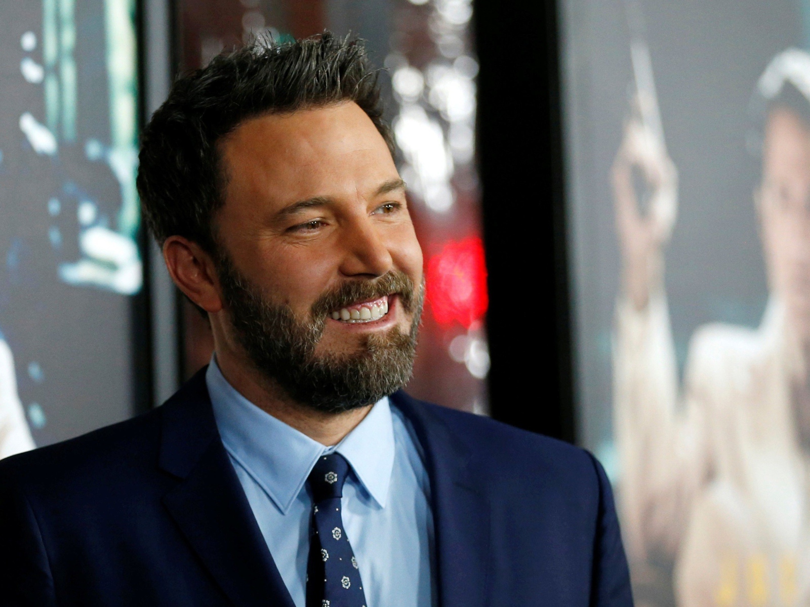 Улыбающийся мужчина, актер Бен Аффлек в костюме