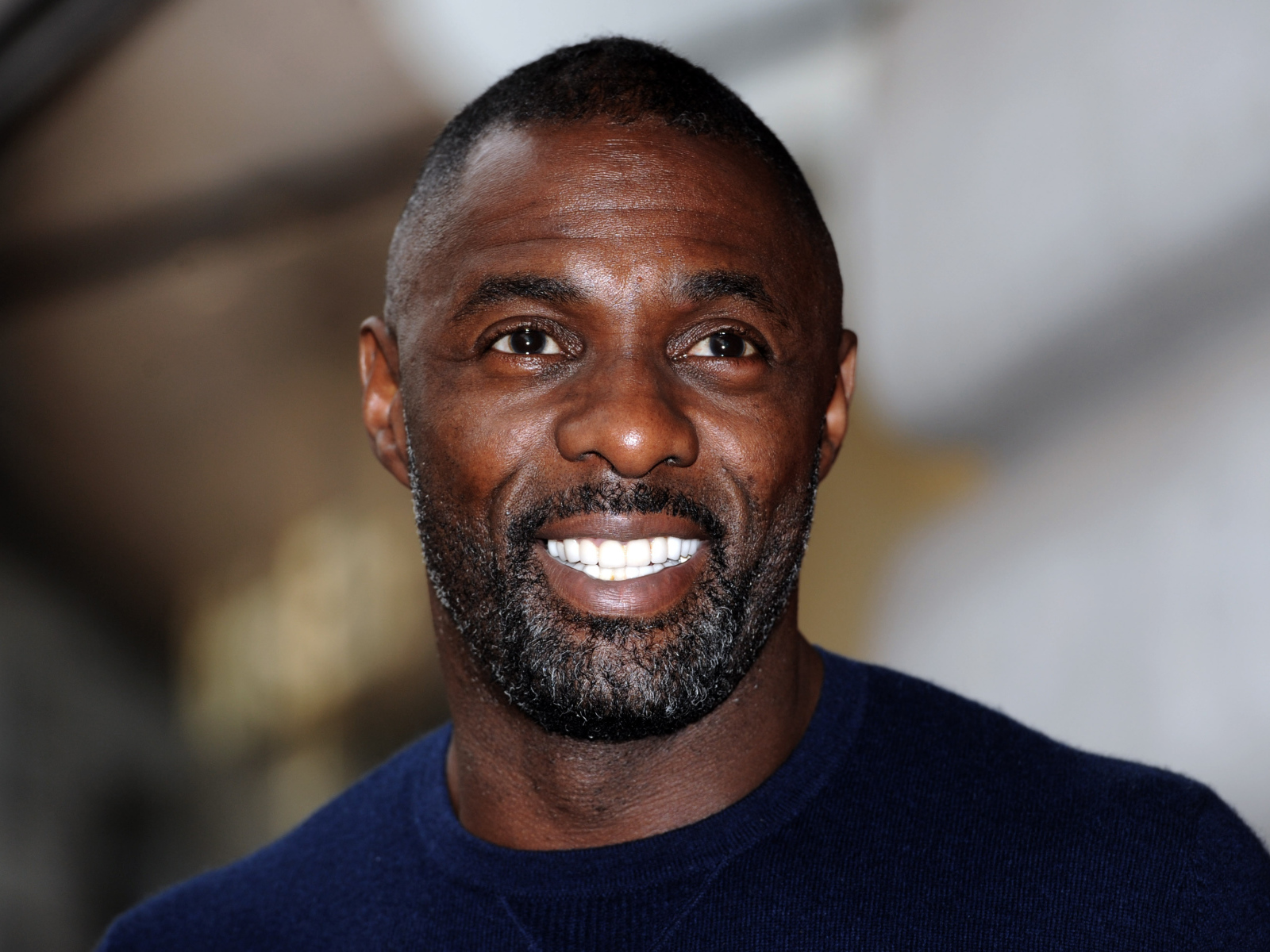 Улыбающийся мужчина,  актер Идрис Эльба
