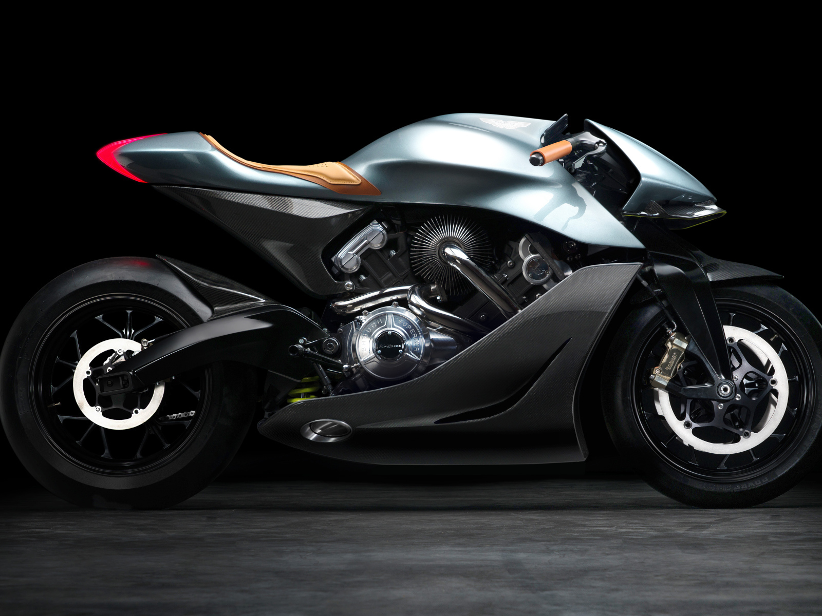 Серебристый байк Aston Martin Brough Superior AMB-001 EICMA 2019 года 