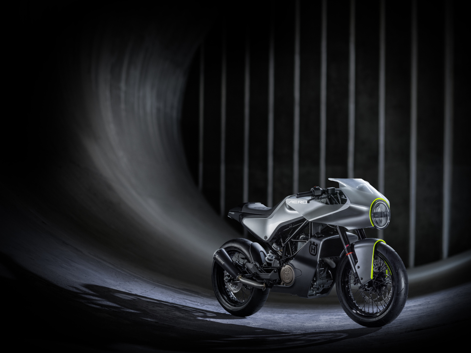 Серебристый мотоцикл Husqvarna Vitpilen 401 