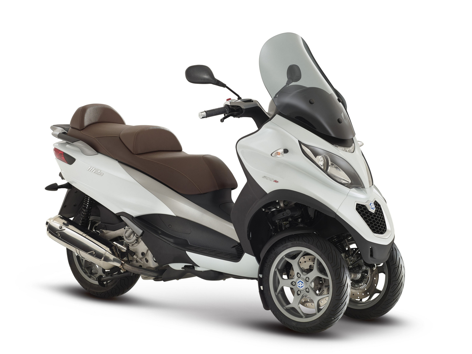 Скутер Piaggio MP3 LT 500 на белом фоне