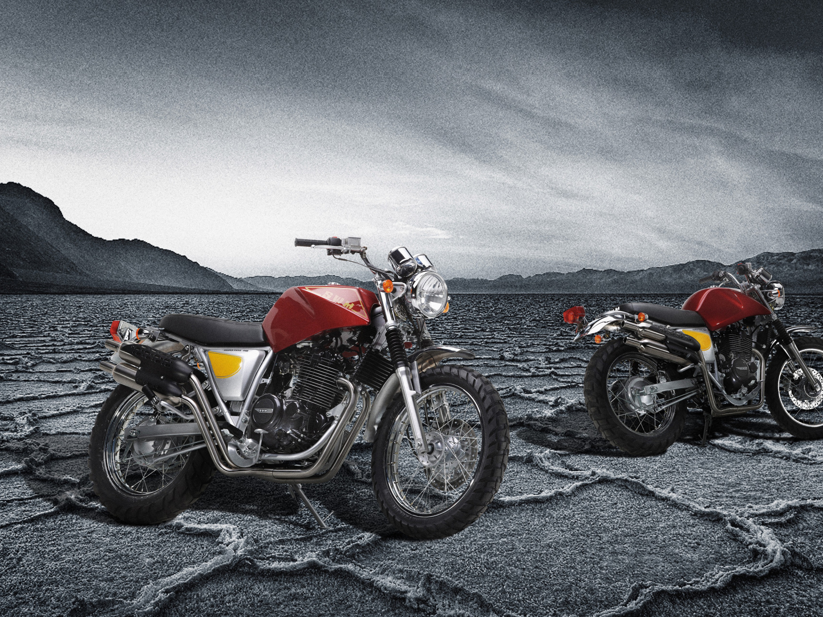 Два мотоцикла SWM Silver Vase 440 под грозовым небом 