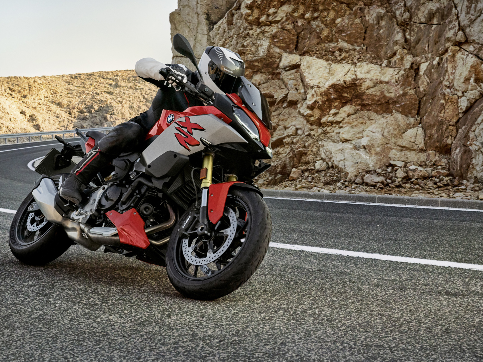 Гонщик на мотоцикле BMW F 900 XR, 2020 года