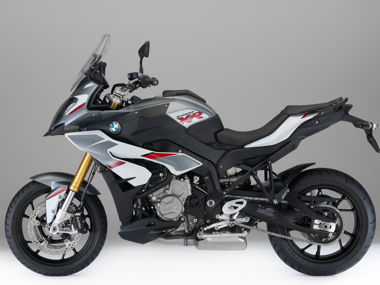 Гоночный мотоцикл BMW S1000 на сером фоне