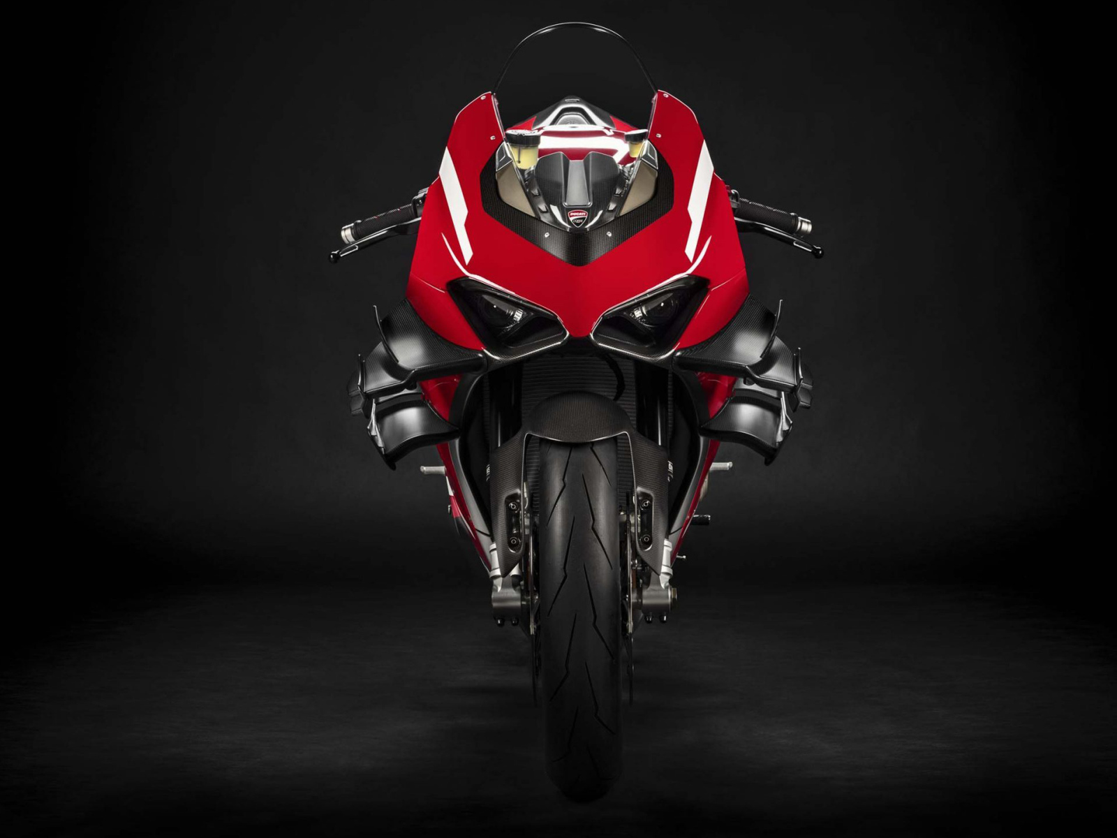 Мотоцикл Ducati Superleggera V4, 2020 года на сером фоне вид спереди