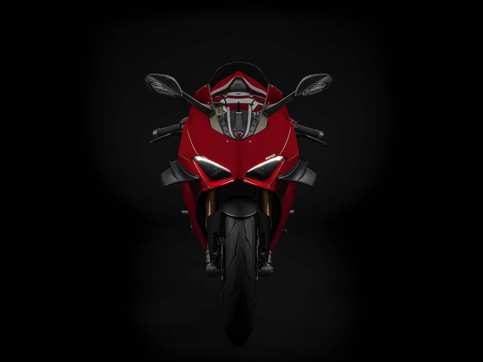 Красный мотоцикл Ducati Panigale V4 S 2020 года на черном фоне
