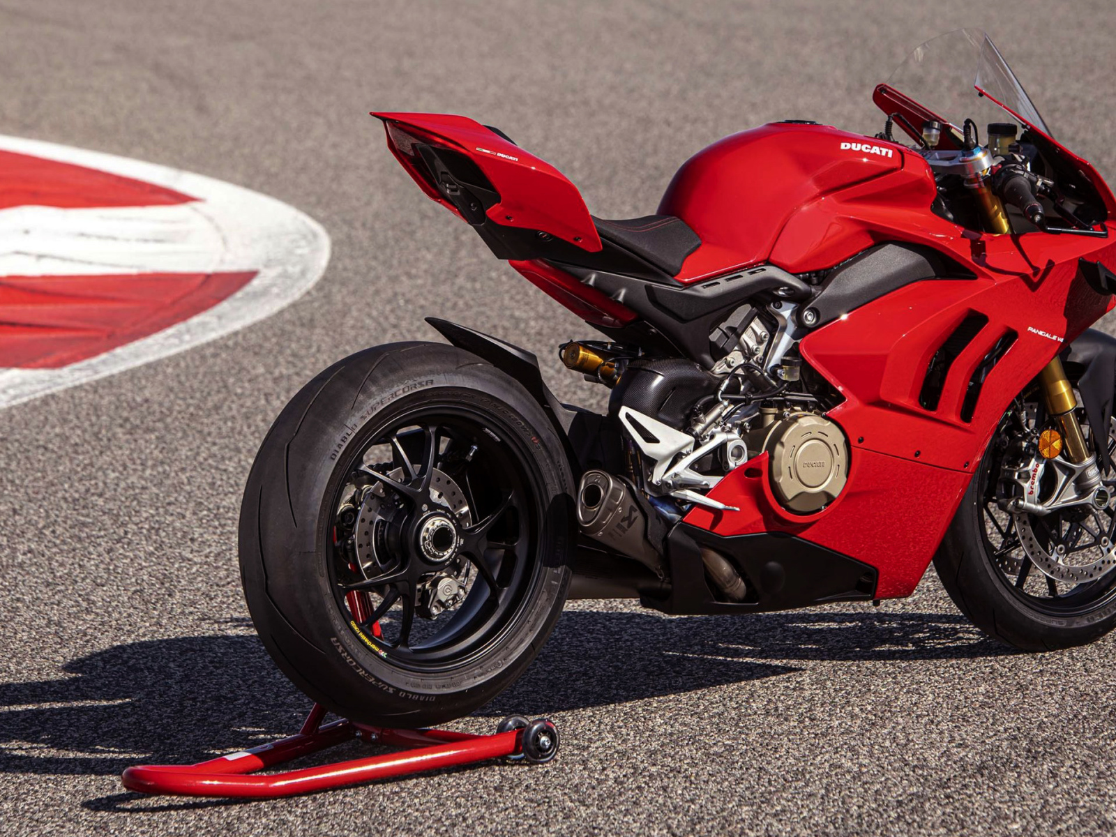 Красный мотоцикл Ducati Panigale V4 S  2020 года на асфальте 