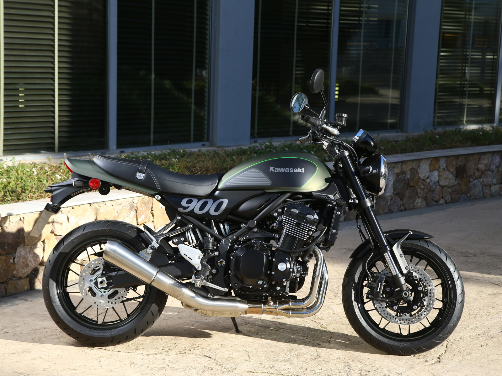 Мотоцикл Kawasaki  Z900 Worldwide у здания 
