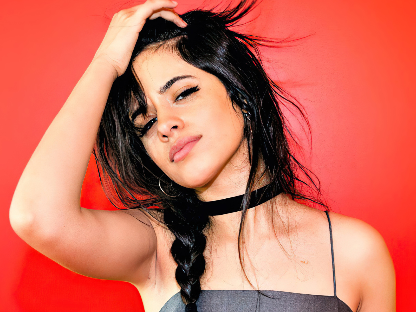 Американская певица Камила Кабелло на красном фоне