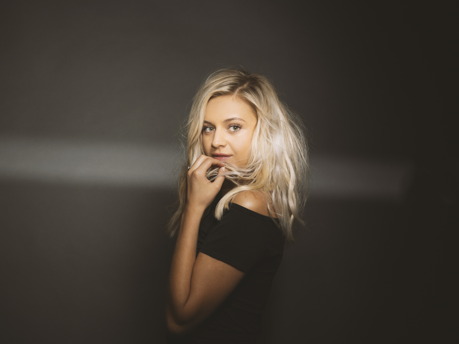 Американская певица Келси Баллерини на сером фоне