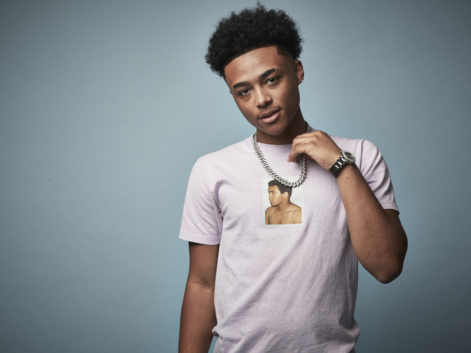 Американский певец, рэпер Luh Kel на сером фоне