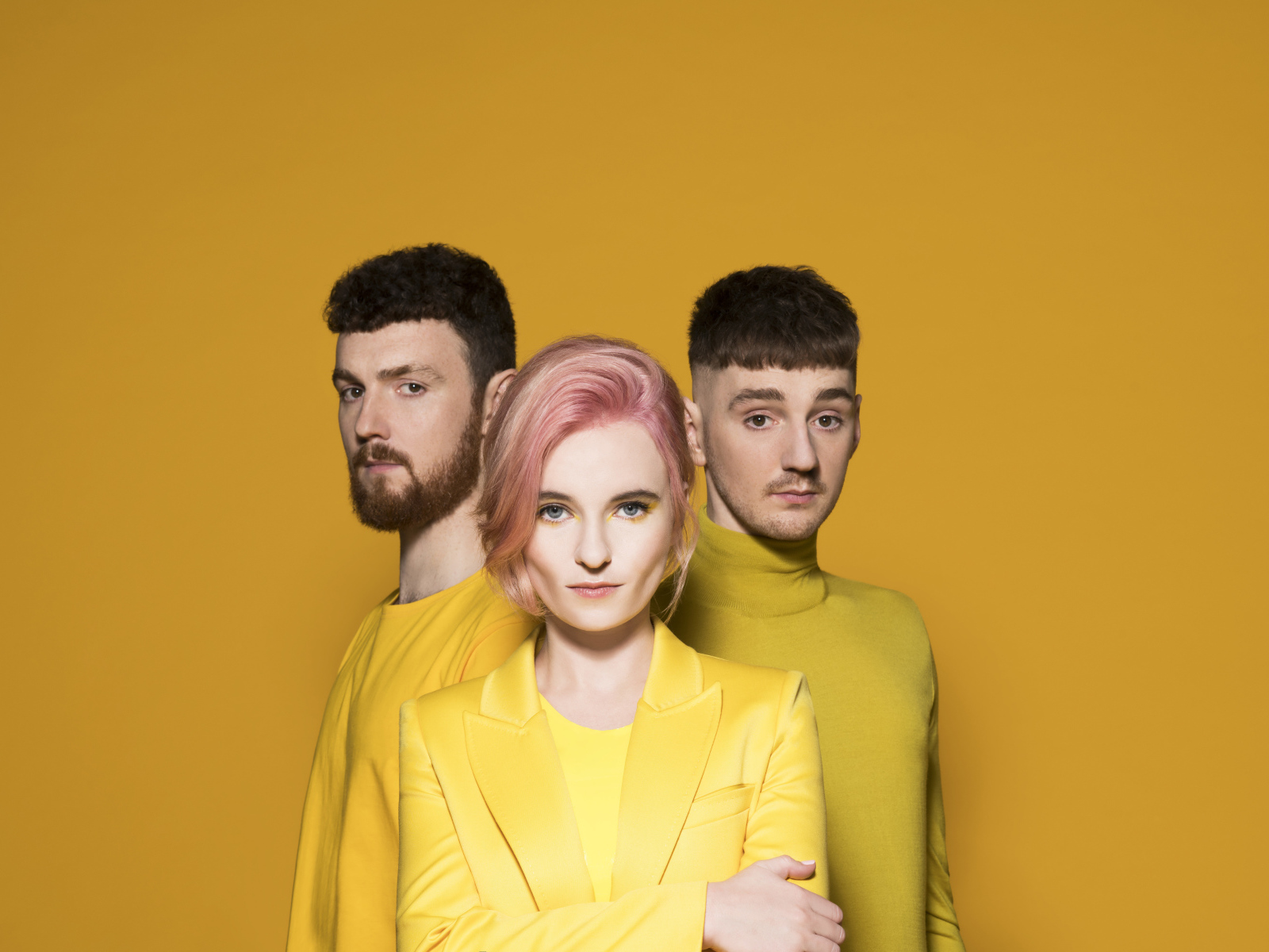 Британская электро - группа Clean Bandit на желтом фоне