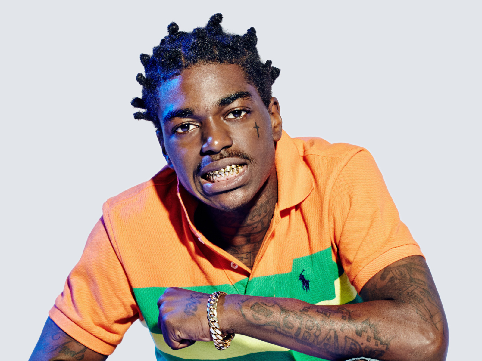 Хип-хоп исполнитель Kodak Black на сером фоне