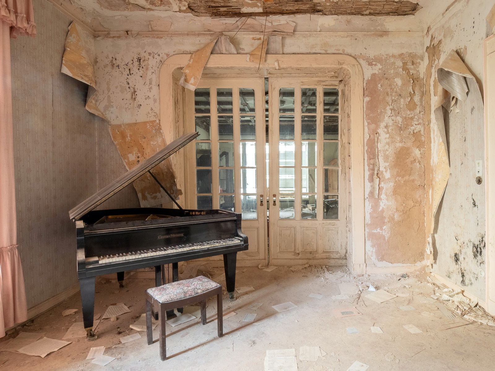 Старая заброшенная квартира с роялем 