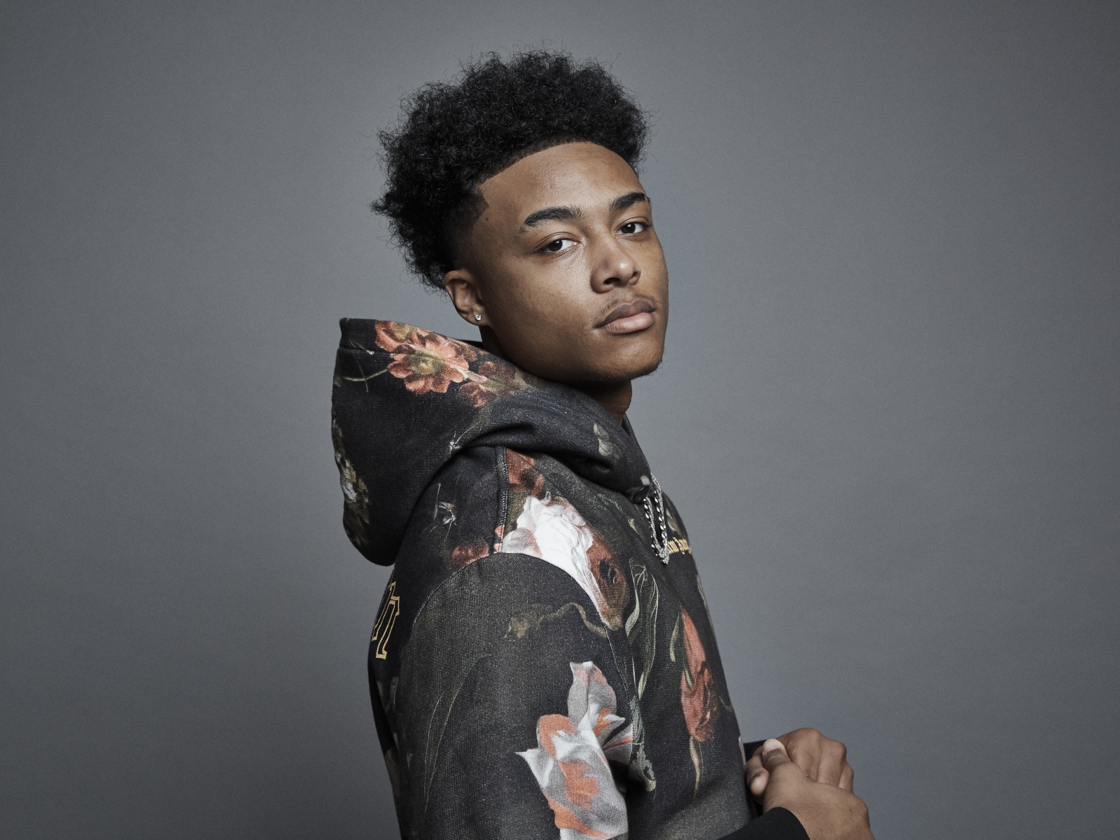 Рэпер Luh Kel на сером фоне