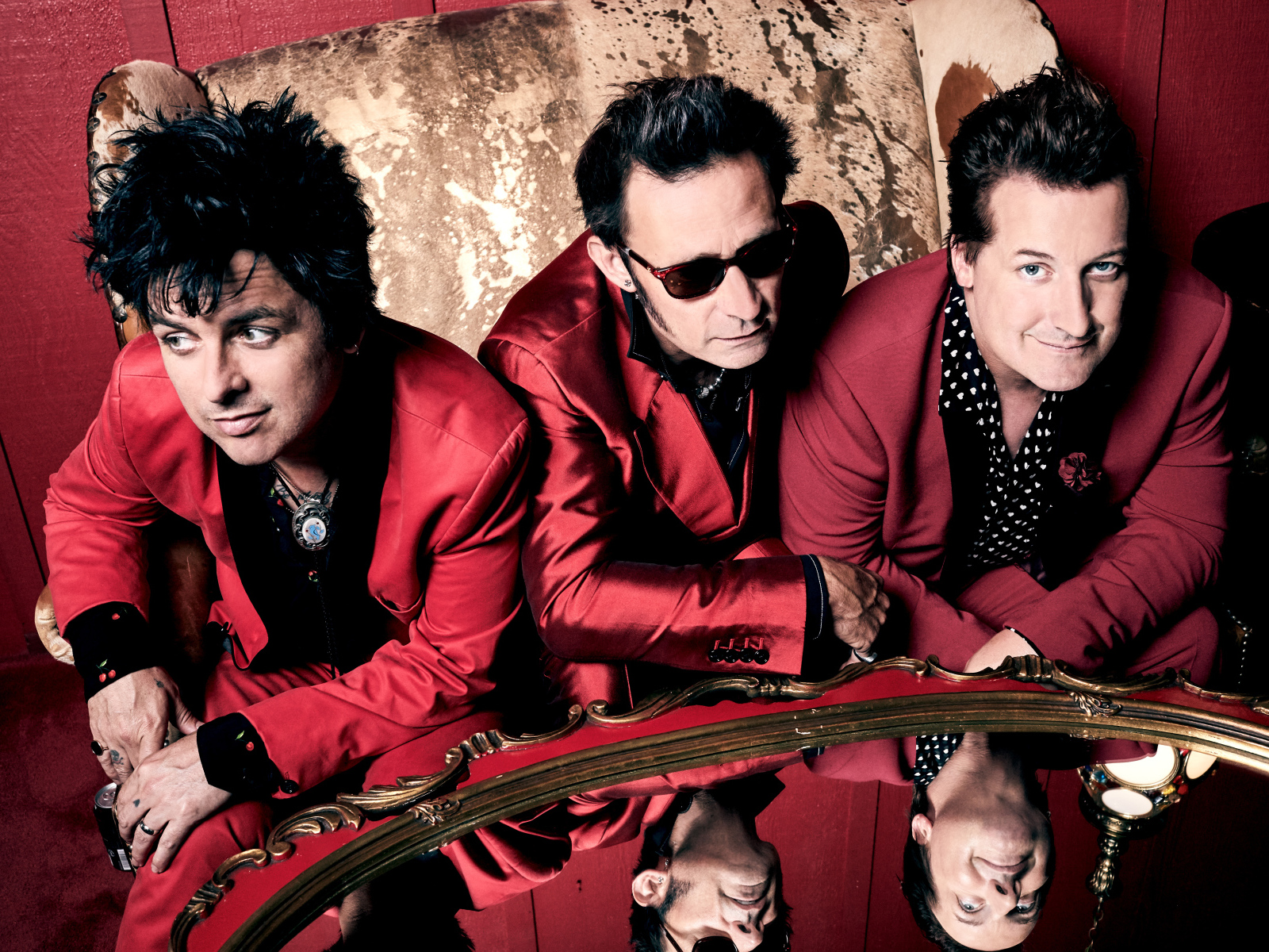 Рок группа Green Day в красных костюмах