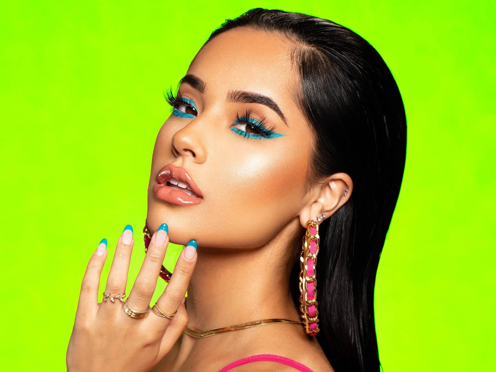 Певица Бекки Джи с ярким макияжем