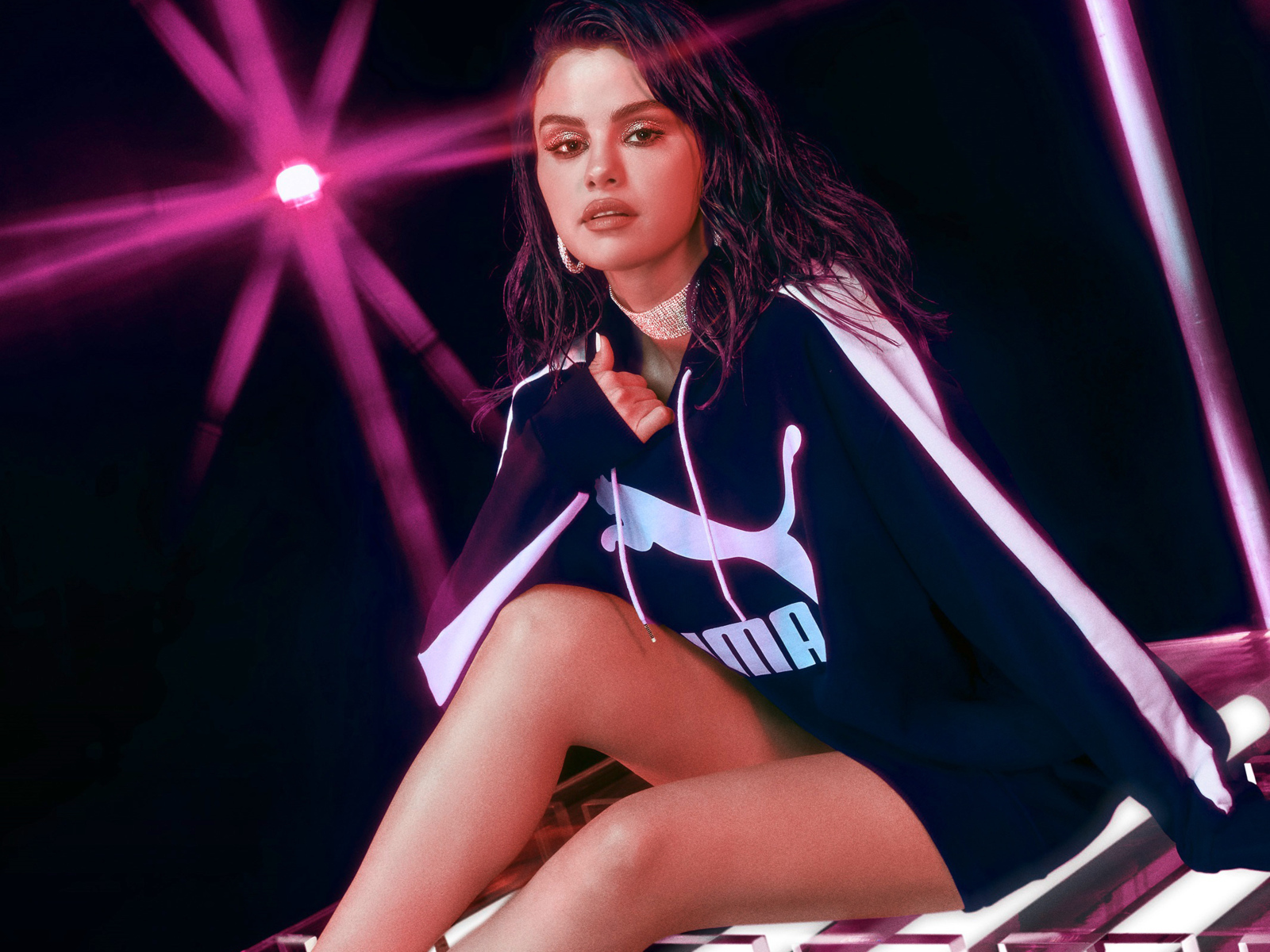 Певица Селена Гомес в спортивном костюме Пума в свете лампы