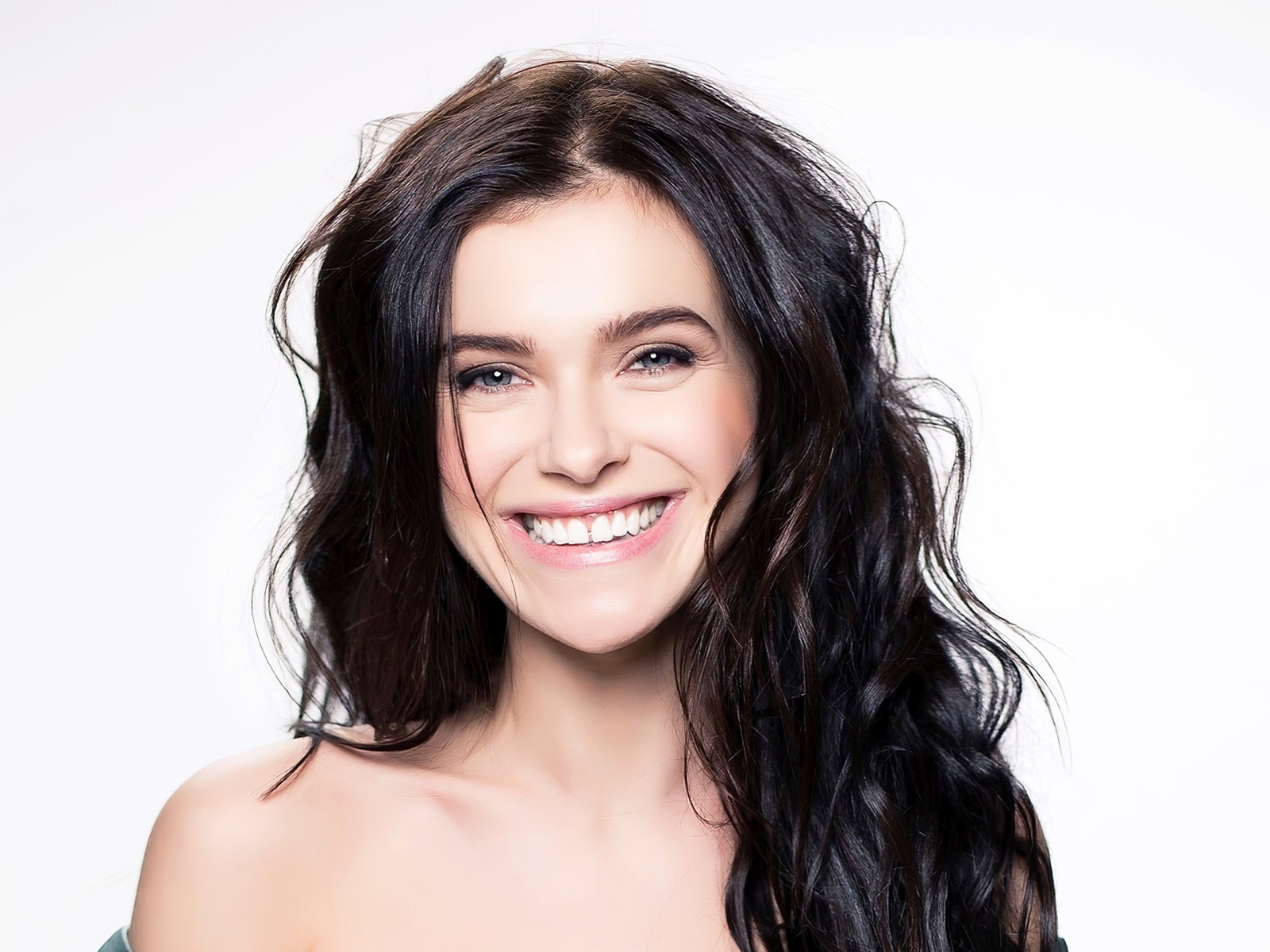 Улыбающаяся российская певица Елена Темникова